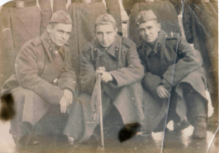 Benu Nicolai Ivanovici în armată (cel din stânga). Septembrie 1959.