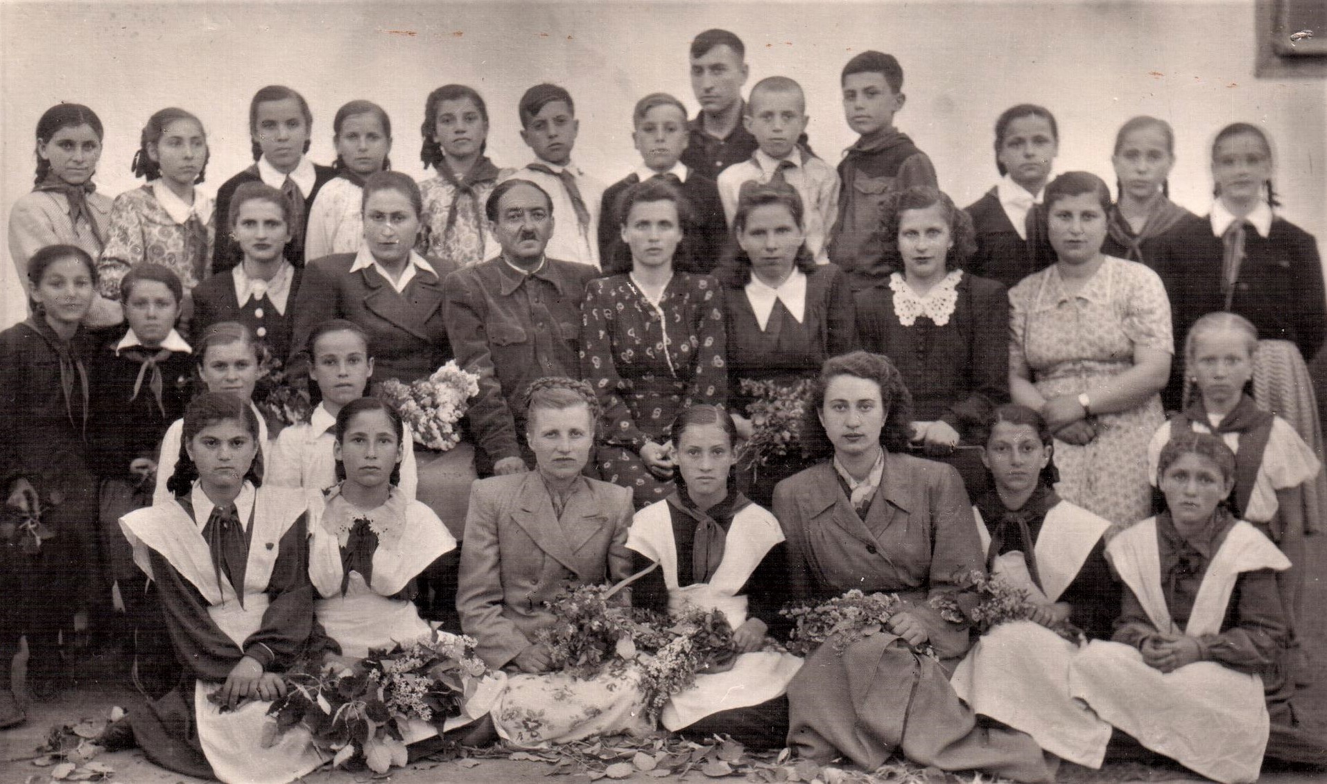 1951 рік (другий ряд,зліва на право) Бєну Софія Семенівна (с.Плавні)