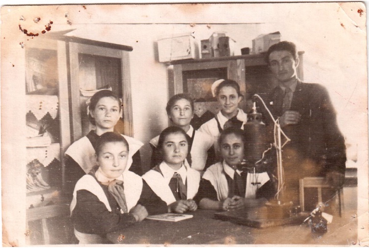 Учасники кіногуртка з керівником Фініті І. С.1963 рік. с.Плавні