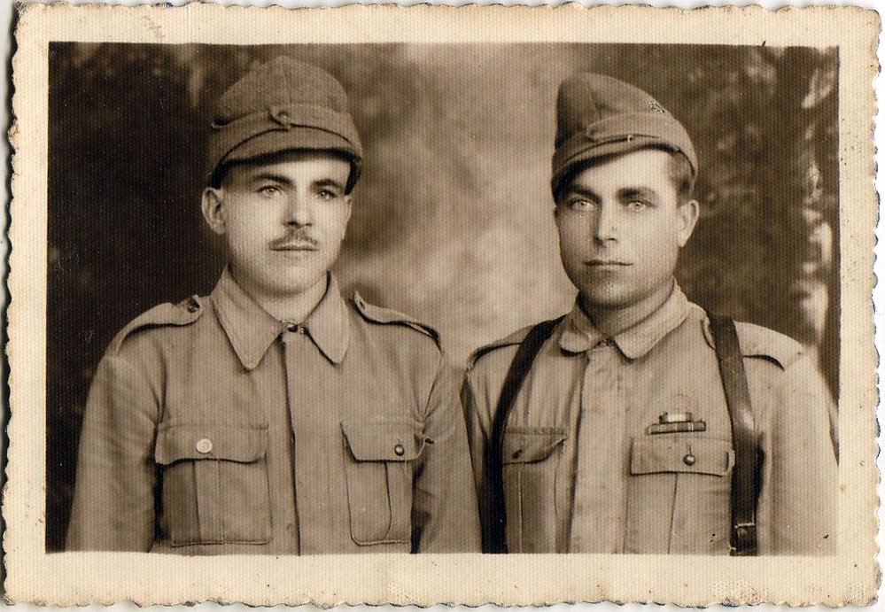 Gheţoi Anton (la stânga) cu fratele său Gheţoi Petrea (la dreapta)