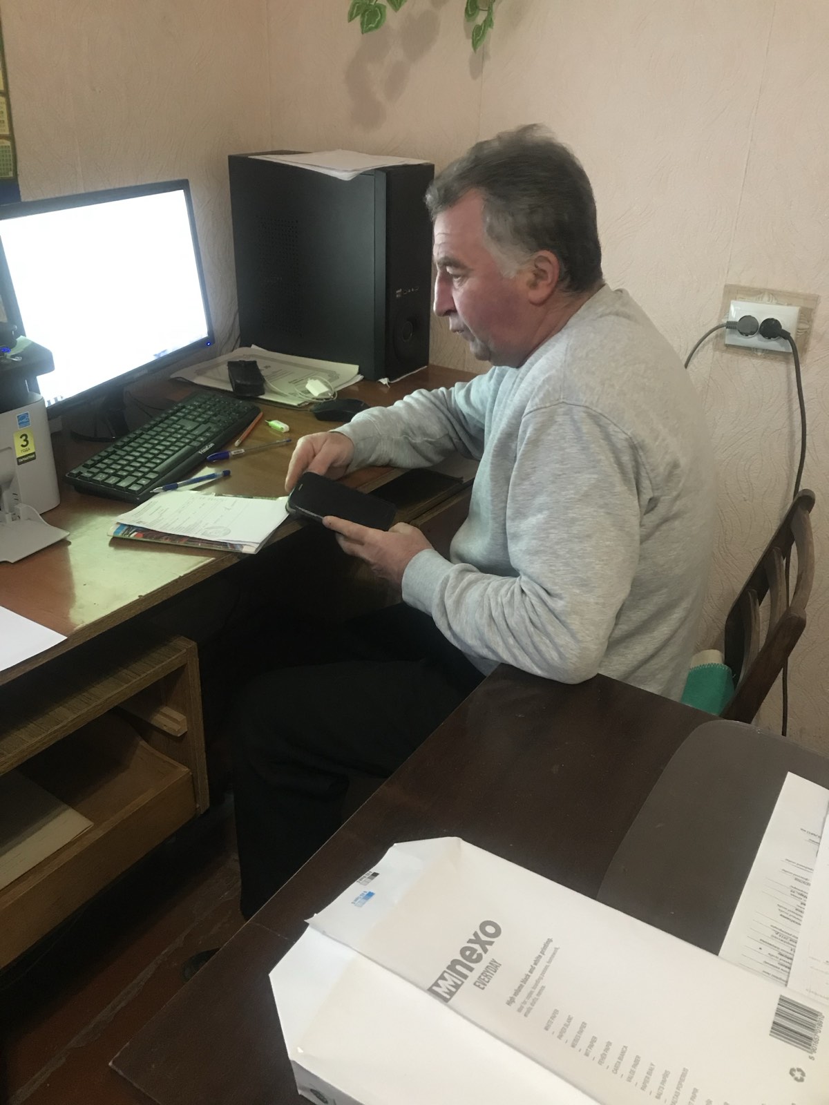 Валентин Иванович Коробер за работой